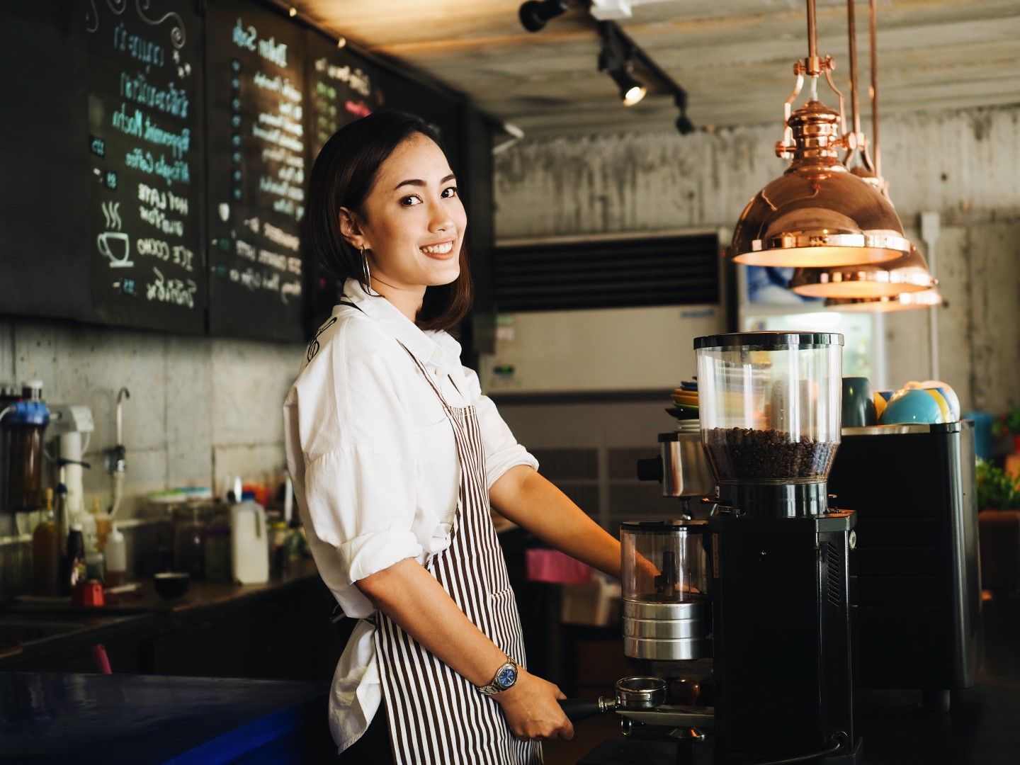 Тази красива азиатка може да ви сервира кафето в Слънчев бряг това лято