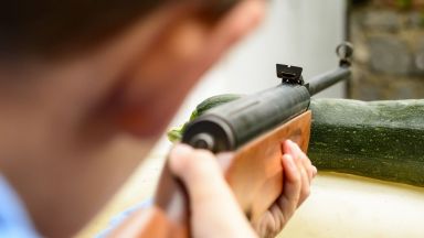  Неизвестен стреля по деца в Сливен, рани петокласник 