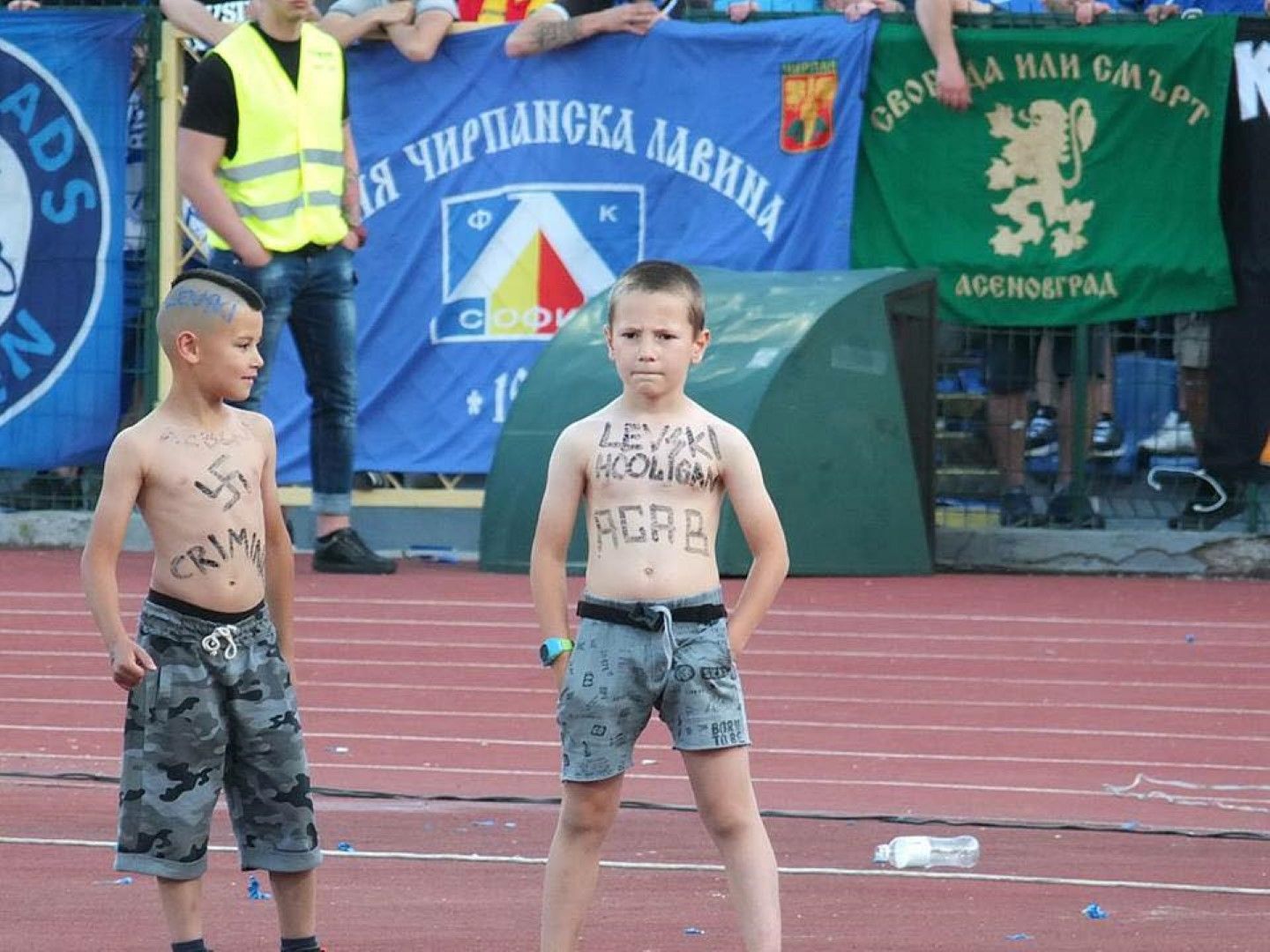 Двете деца се появиха на пистата по време на мача Левски - Славия 