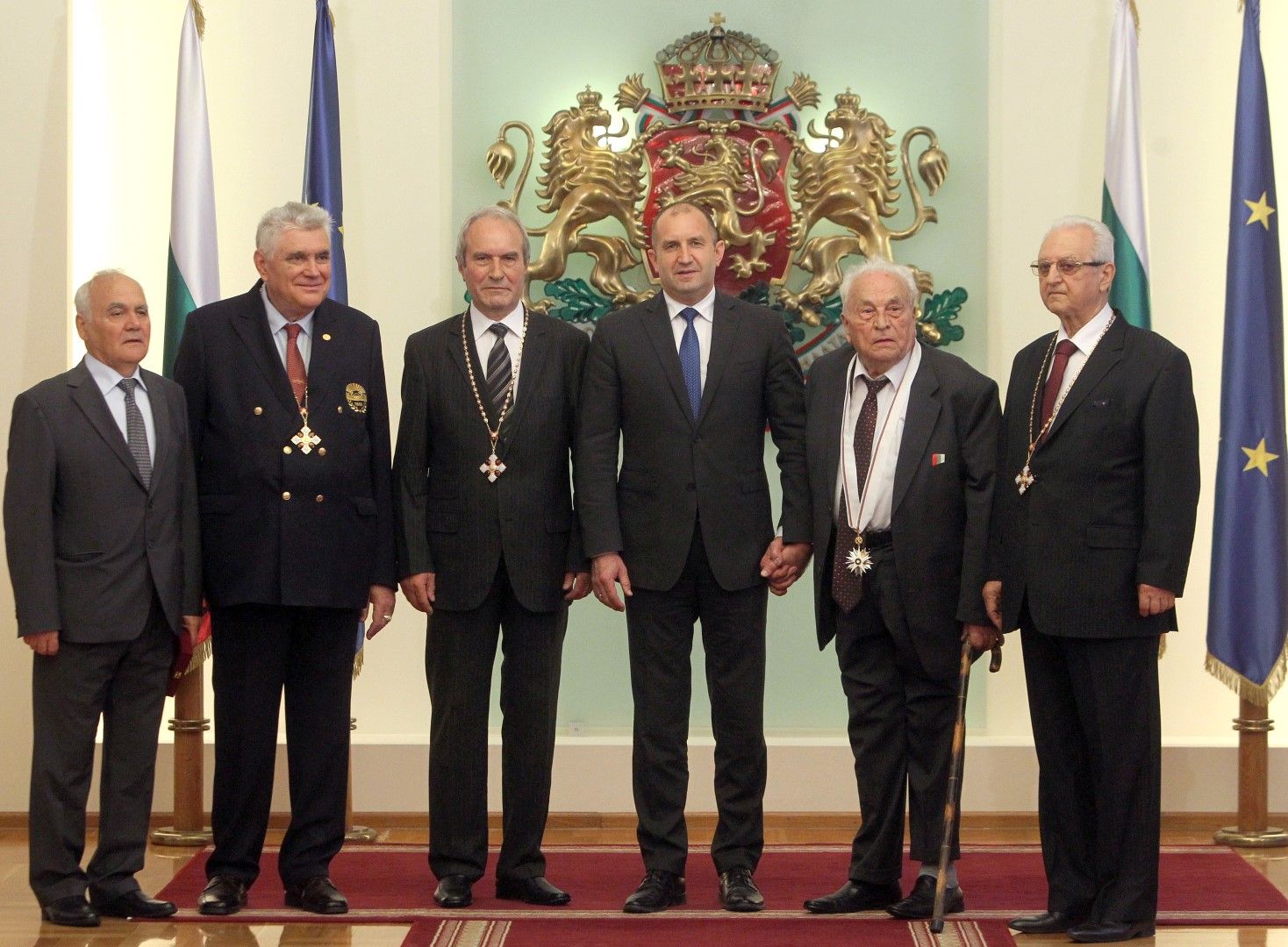 Румен Радев удостои с висши държавни отличия изтъкнати учени 