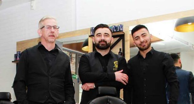 Асен Трикалчев (в средата) с двама от служителите в салона