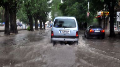 Проливен дъжд се изля над Хасково и Пловдив, наводни булеварди и сгради 