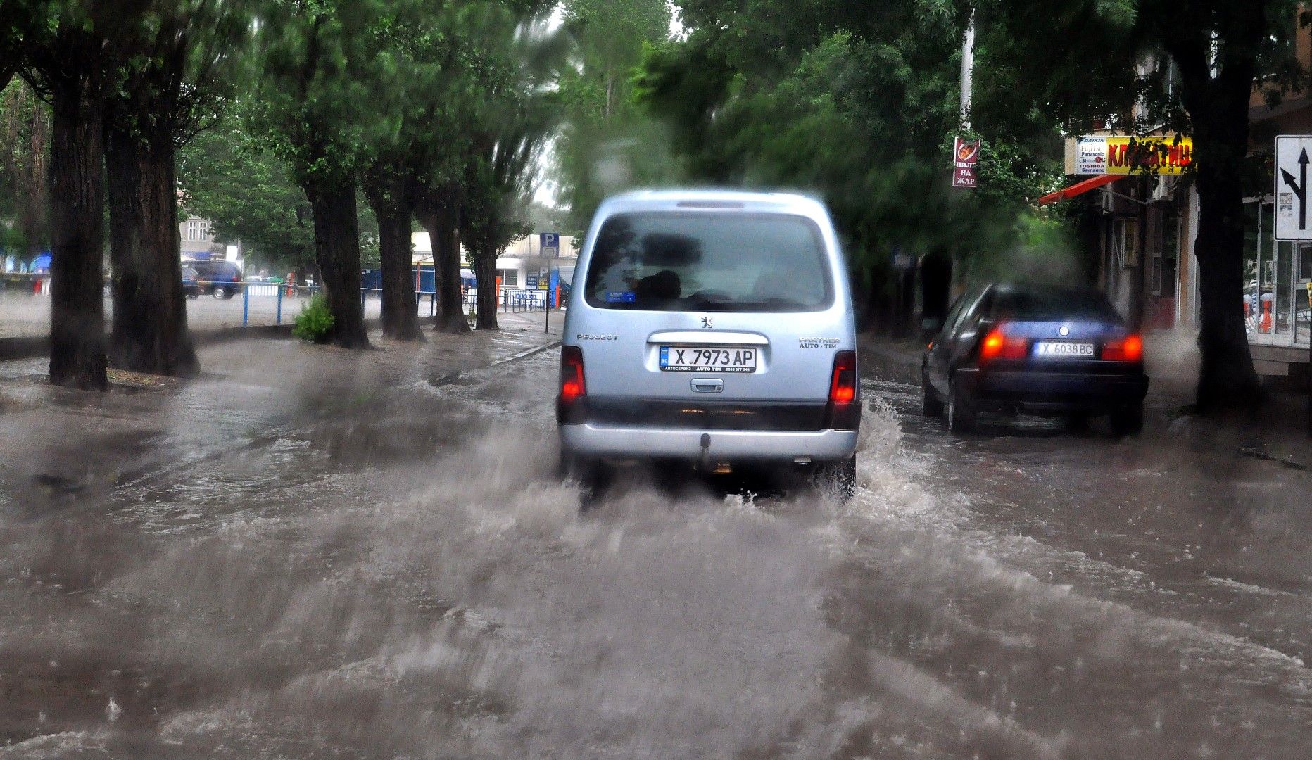 Проливен дъжд се изля в Хасково 