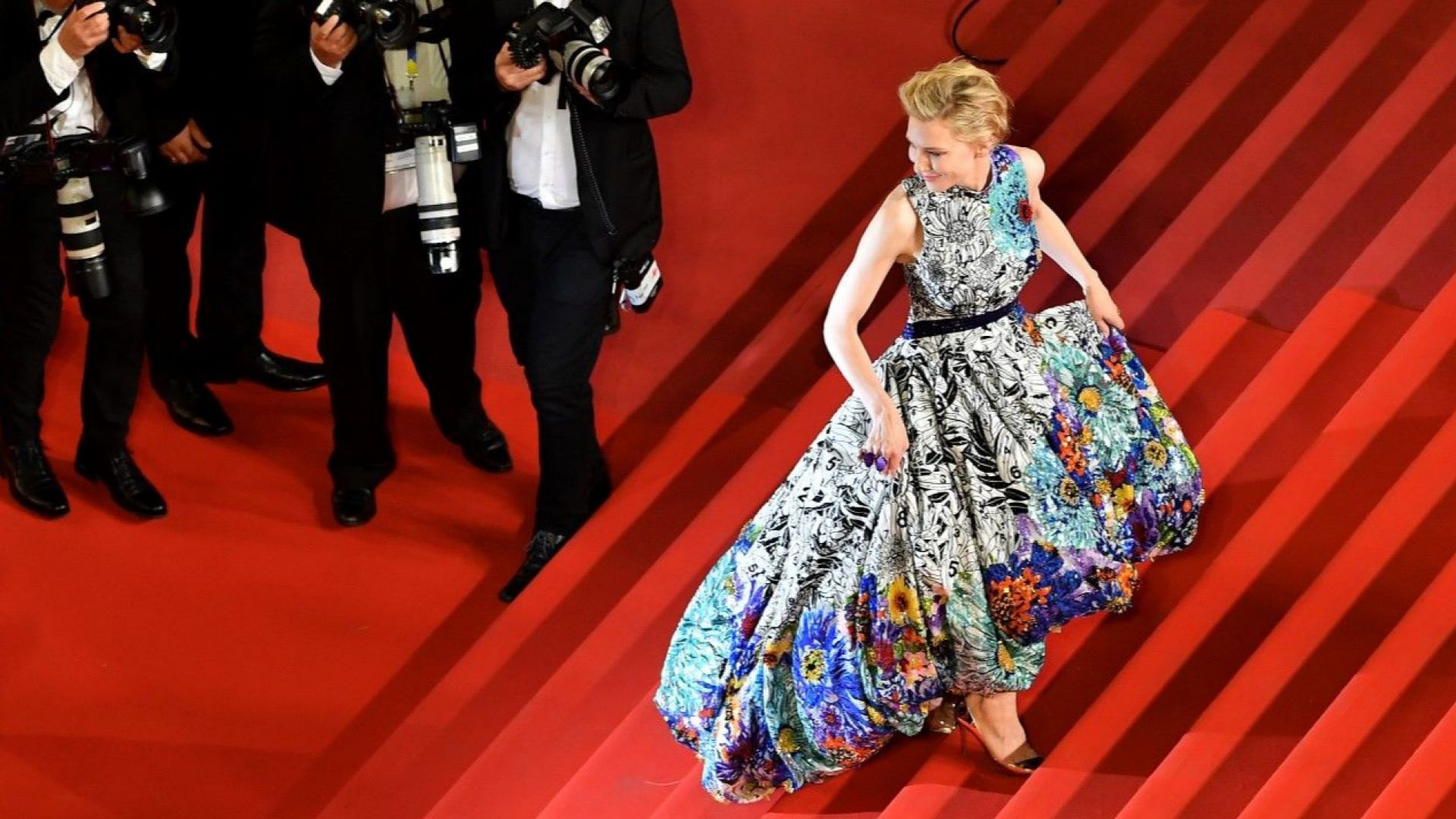 Кейт Бланшет се появи с невероятна флорална рокля в Кан (снимки)