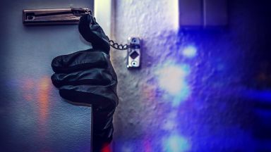 Мъж нахлу в дома на млада майка в София, опита да разбие вратата на друга жена с бебе
