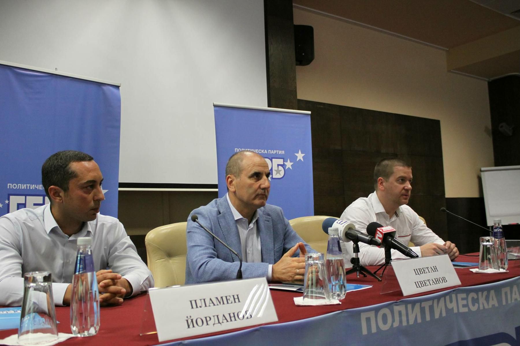 Цветанов с кметове, избрани с листата на ГЕРБ