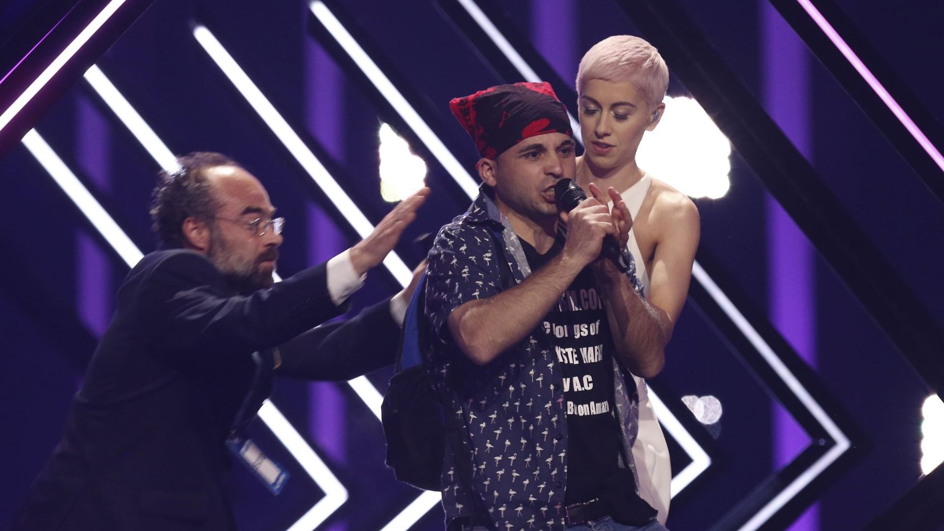 Гаф на "Евровизия": Натрапник прекъсна изпълнението на Великобритания