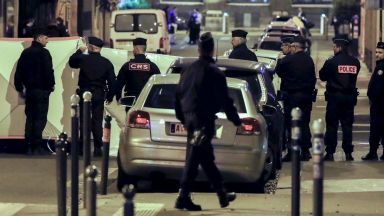 Терорист с нож уби човек и рани още четирима в Париж