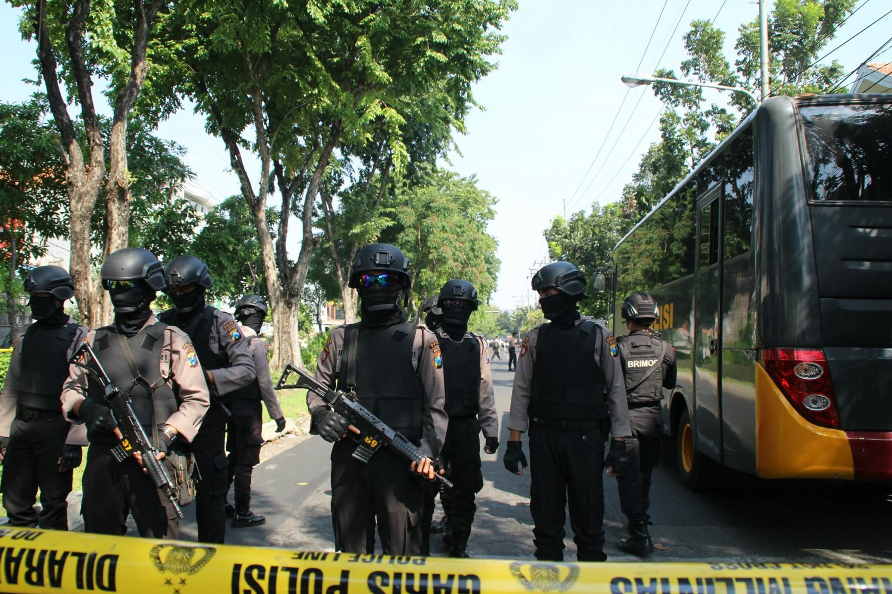 Атеттати с бомби срещу църкви разтърсиха Индонезия