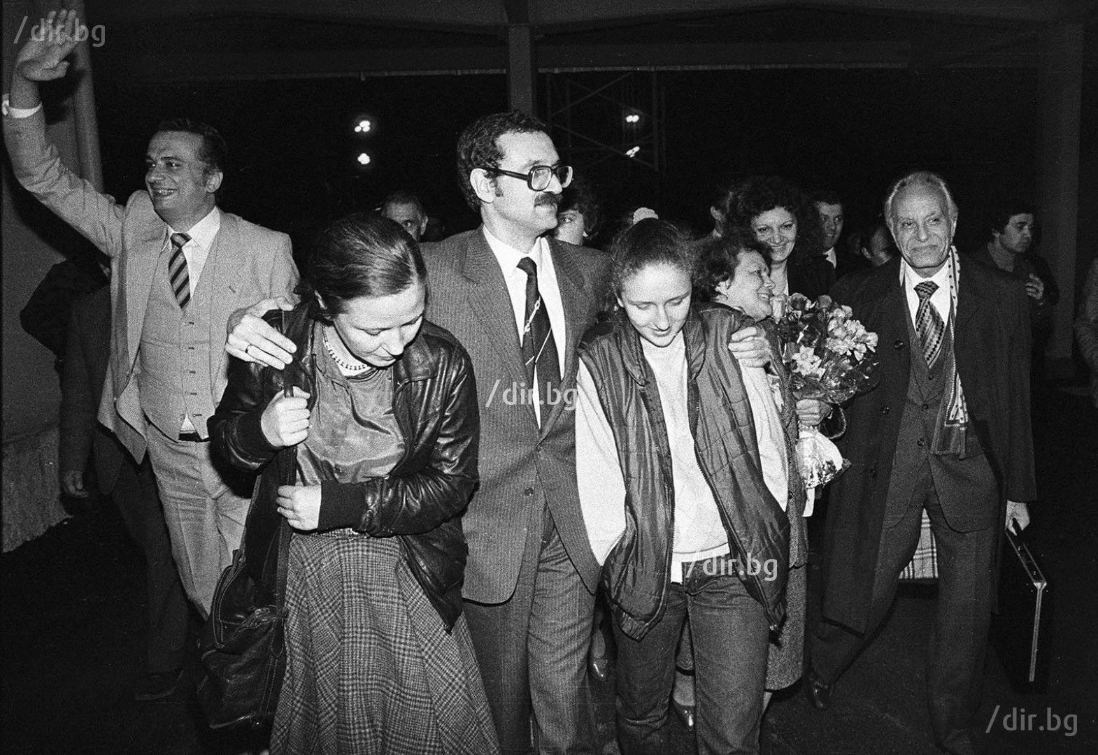 Сергей Антонов се завръща в България през 1986 г., посрещнат от съпругата и дъщеря си