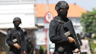 Нов атентат в Индонезия, 10 ранени при атака на полицията 