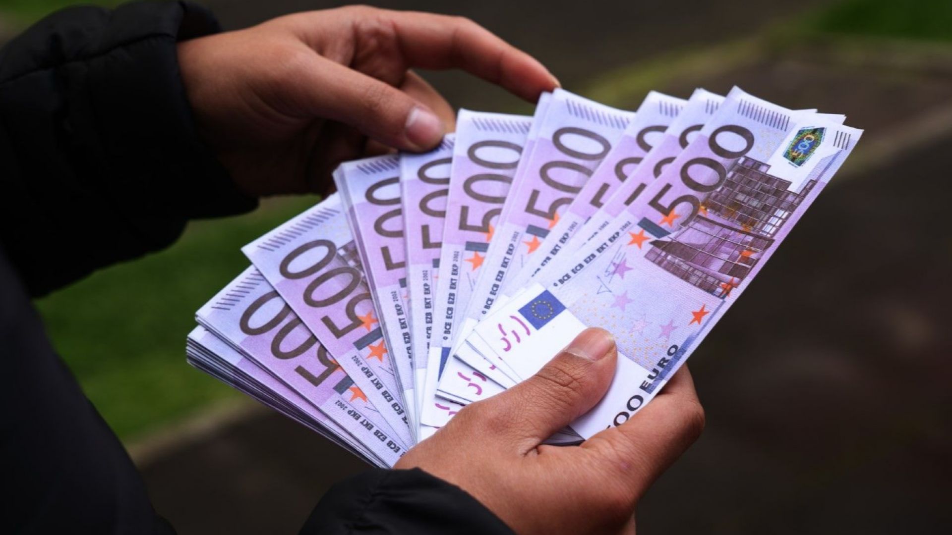 Възрастно семейство даде 40 000 евро на измамници