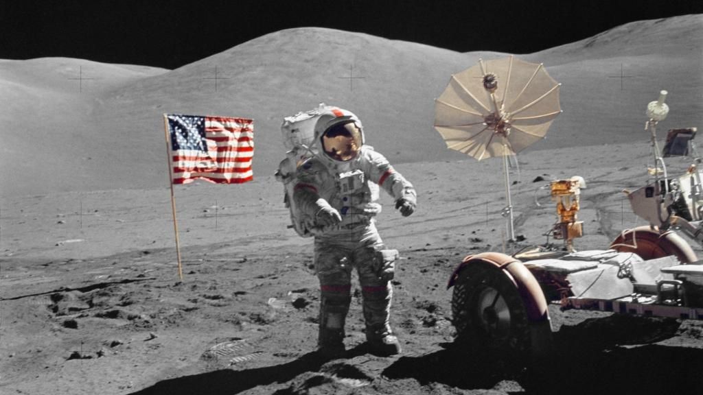 Първото кацане на хора на Луната е на 20 юли 1969