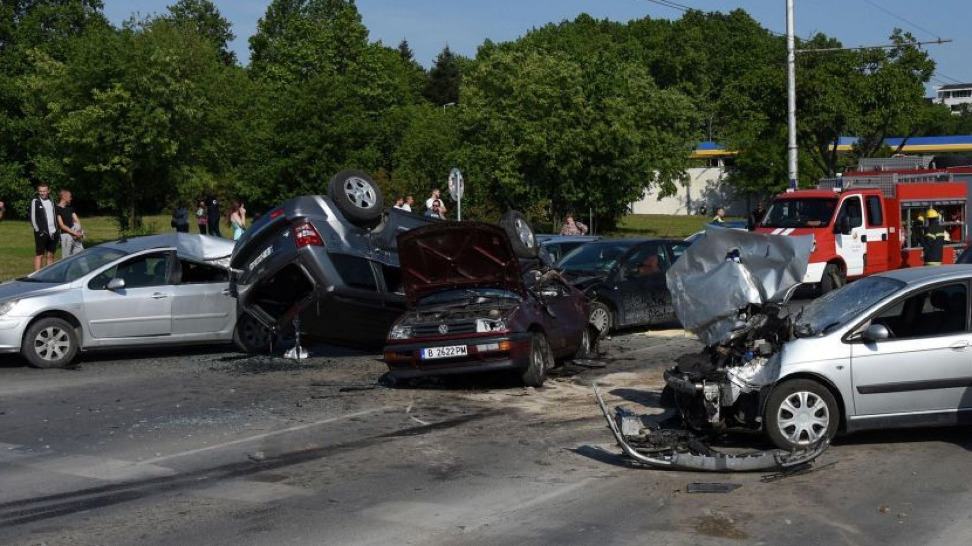 Четирима в болница след катастрофа между 6 коли във Варна (снимки)