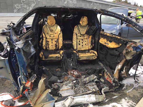 Шофьор изгоря в електромобил Tesla