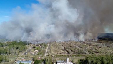 Хиляди евакуирани от руски град заради пожар и взривове в склад за боеприпаси