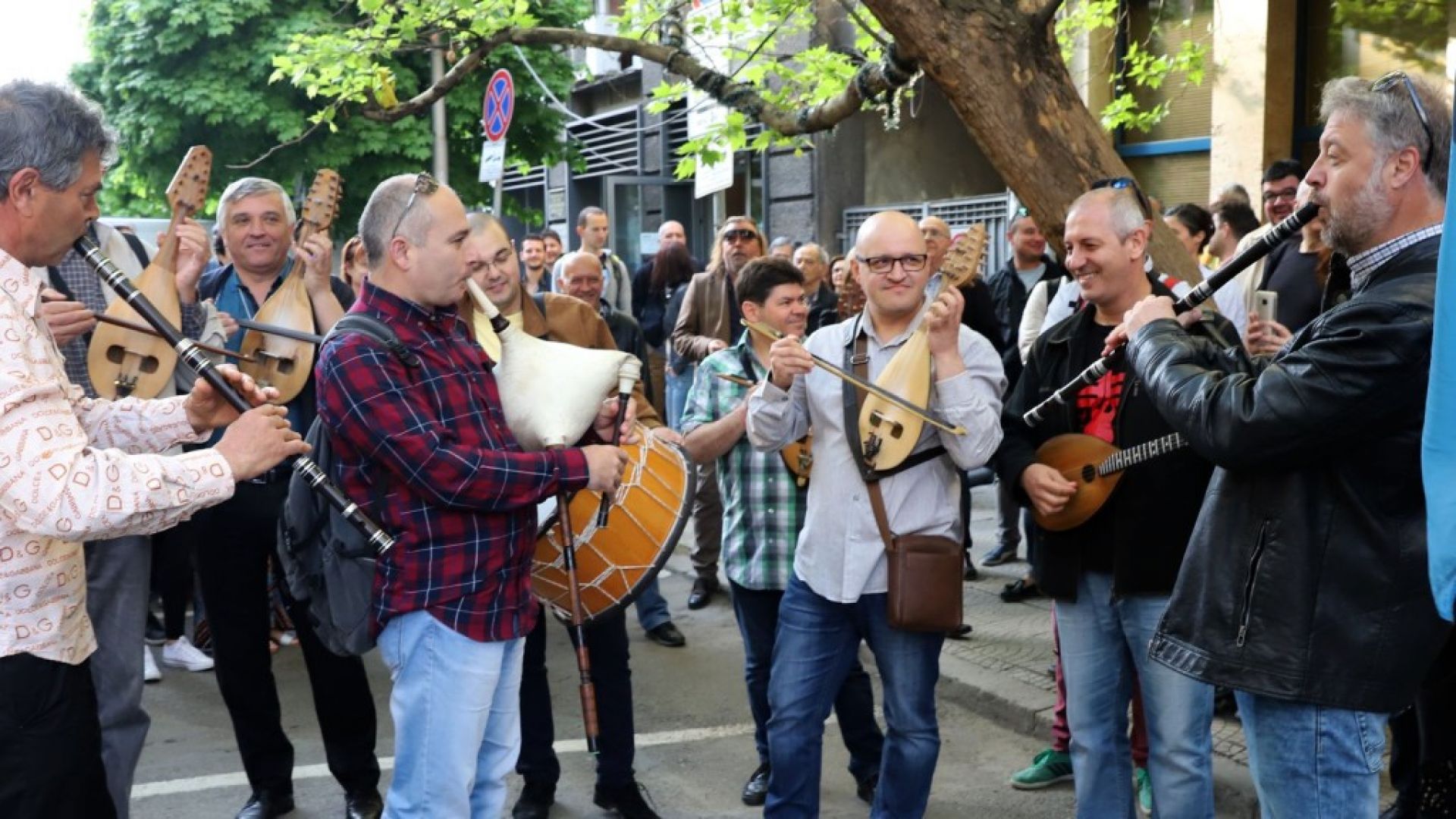 Музикантите от БНР протестират с концерт пред евролидерите