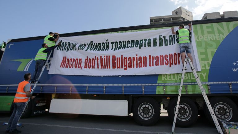 Множество камиони и автобуси от цялата страна са се подредили в ...