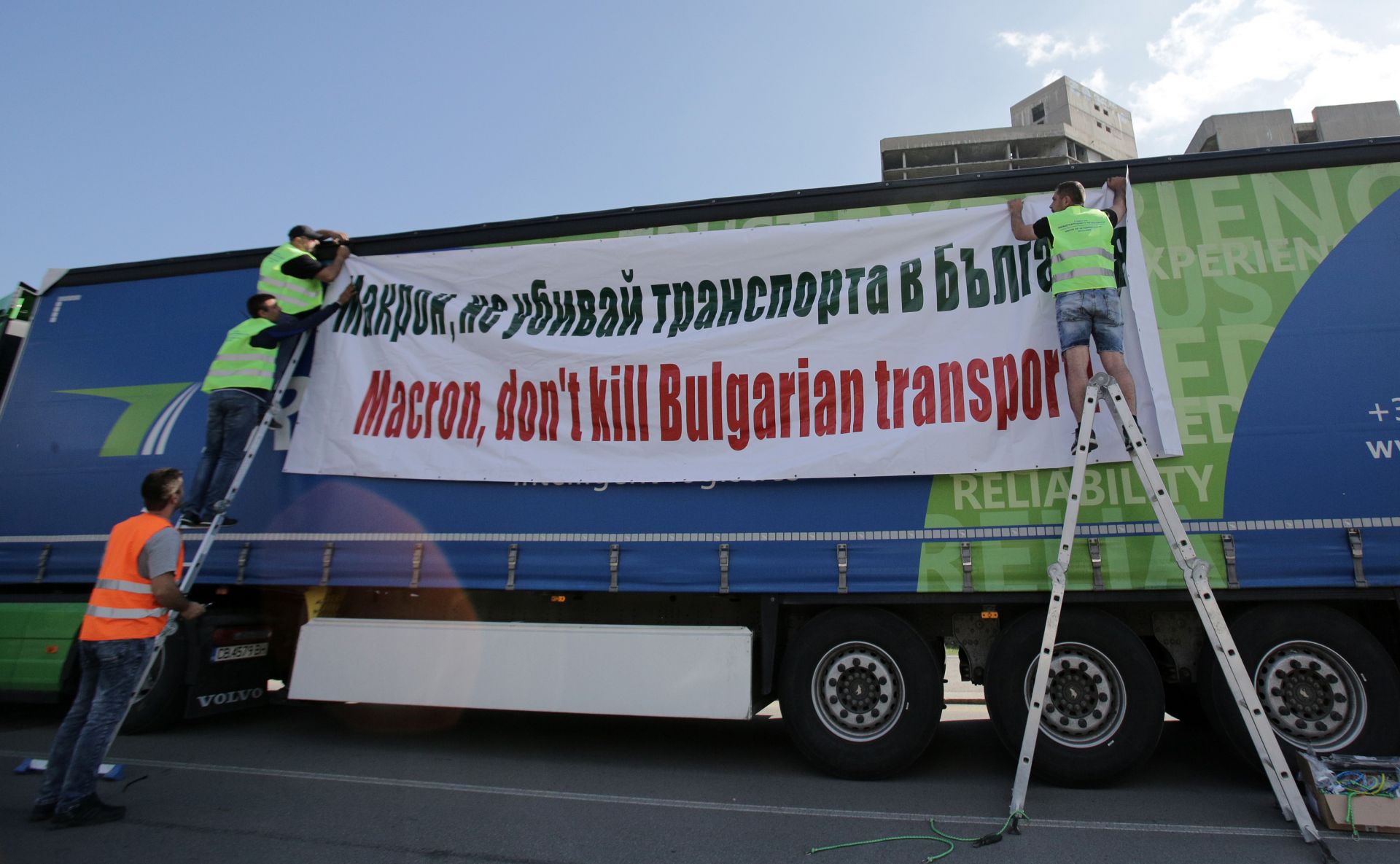 Множество камиони и автобуси от цялата страна са се подредили в платното за движение на бул. "Цариградско шосе"