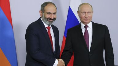 Двете послания на Пашинян към Путин - оръжия и пари