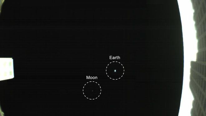 Земята и Луната, заснети от Mars Cube One (MarCO)