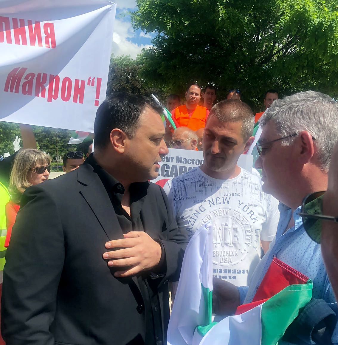 Министър Московски излезе при протестиращите превозвачи 