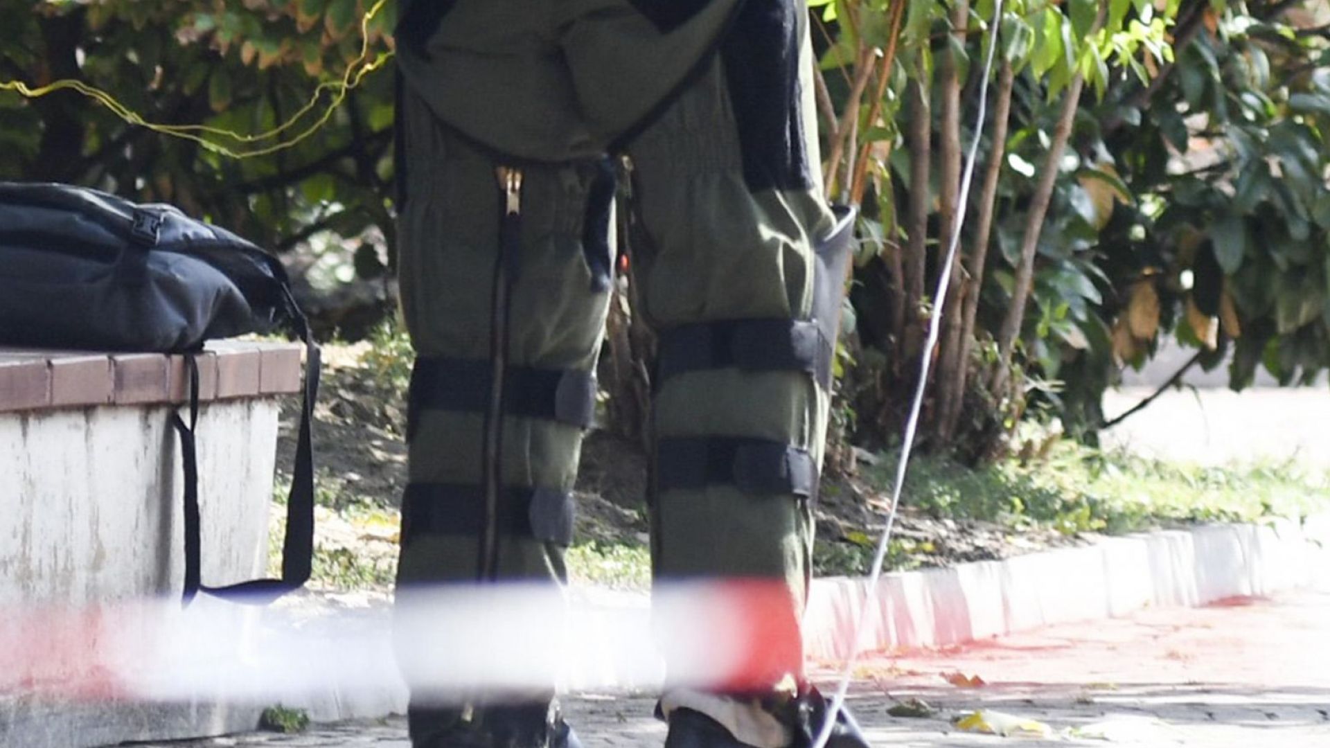 Изоставено куфарче до НДК вдигна на крак полиция и пожарна (снимки)
