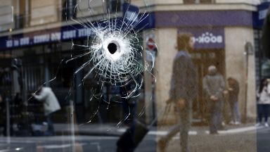 Две жени са задържани за нападението с нож в Париж