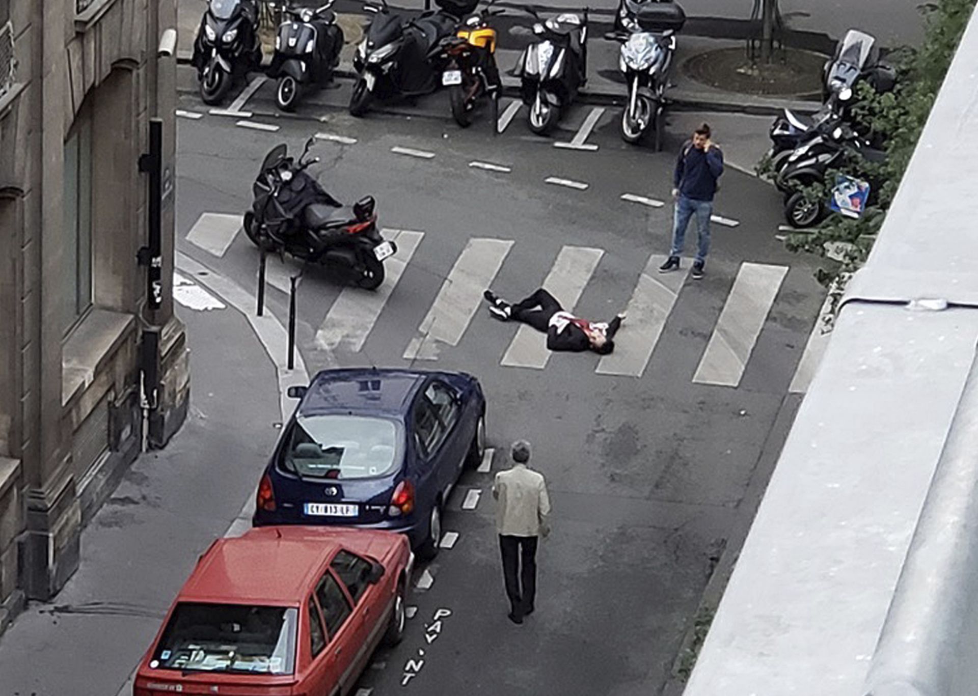 Нападателят с нож в Париж беше застрелян от полицията