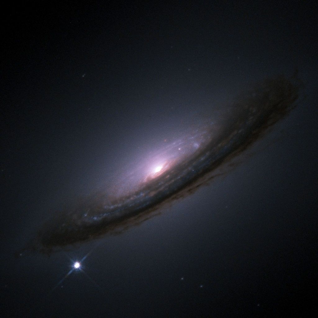 Светлината на избухващата в ъгъла свръхнова надхвърля тази на галактиката NGC 4526
