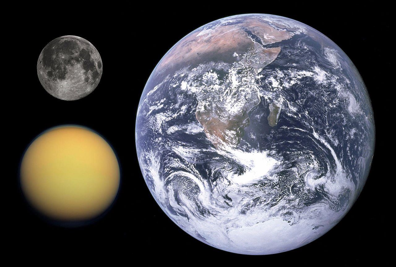 Титан сравнен със Земята и Луната