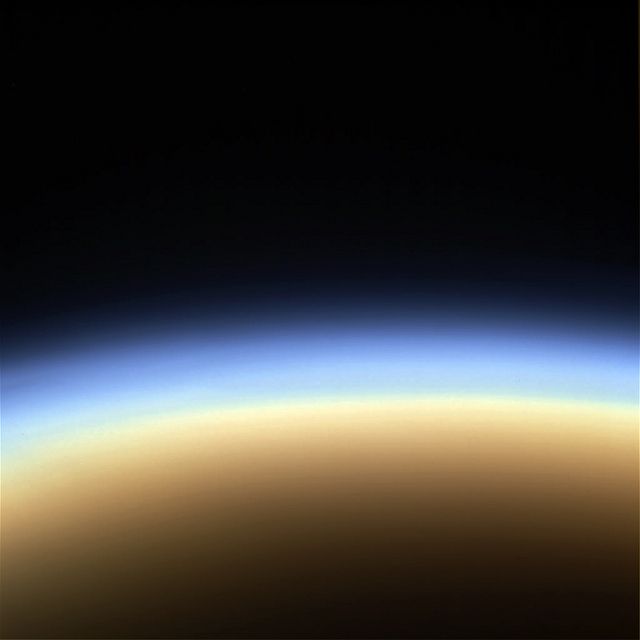 Атмосферата на Титан е два пъти по-гъста от земната