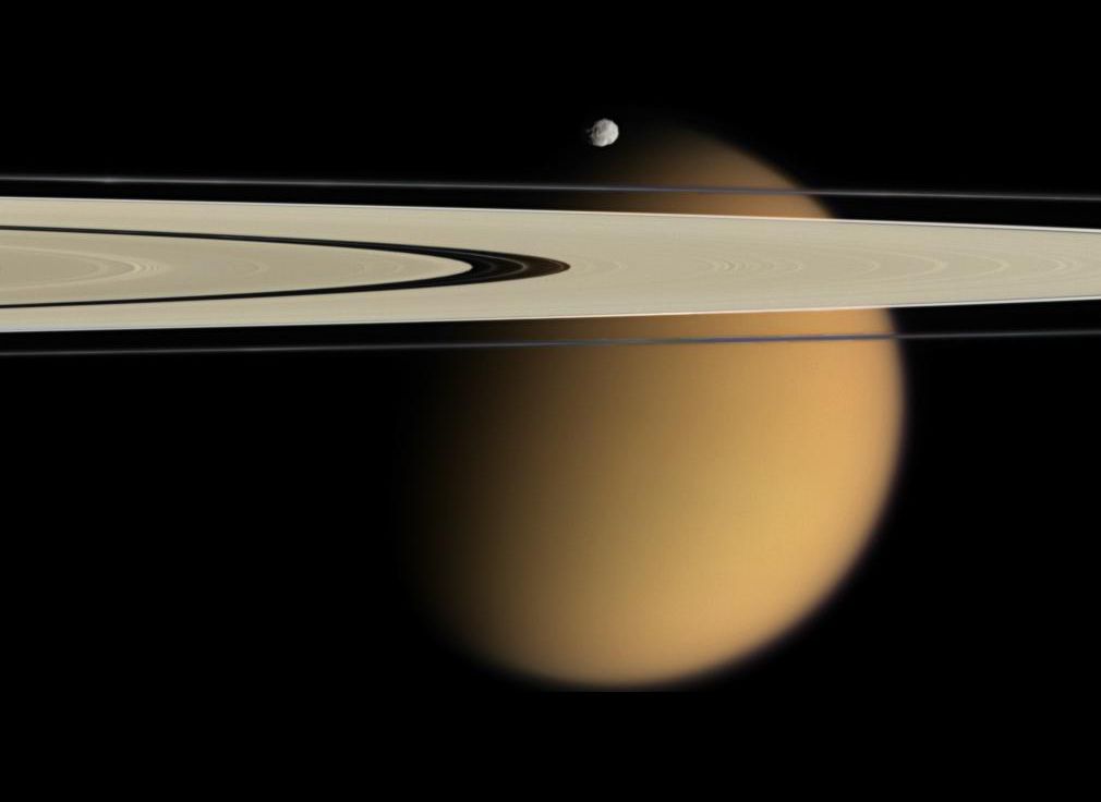 Титан и пръстените на Сатурн