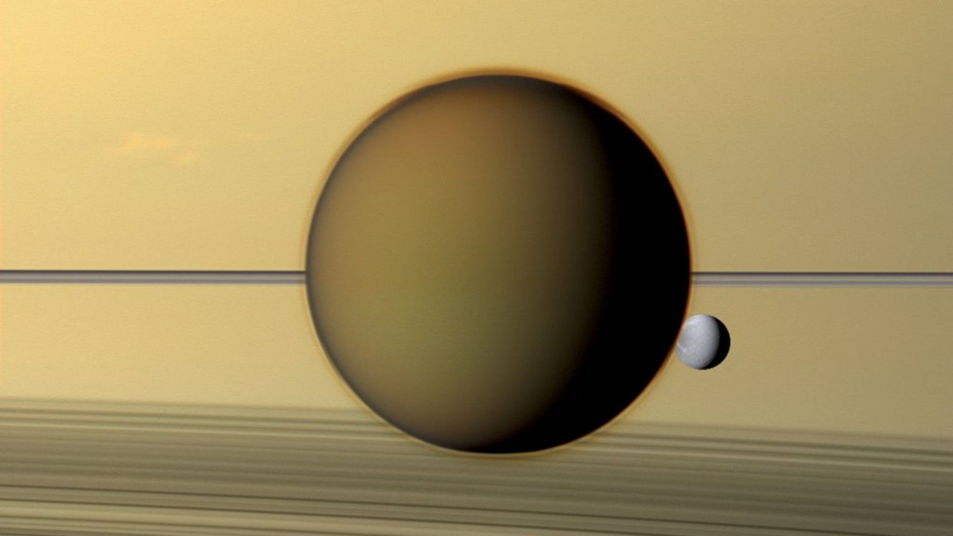 Титан се отдалечава от Сатурн с бързи темпове