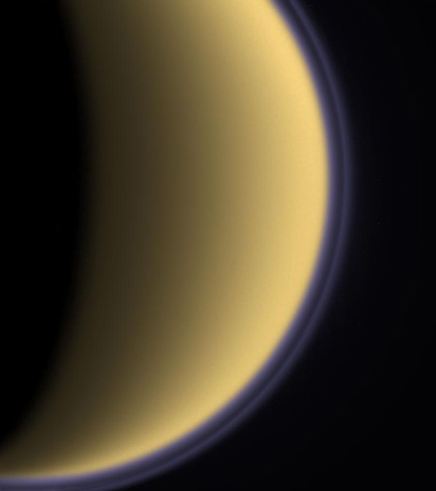 Титан има гъста атмосфера