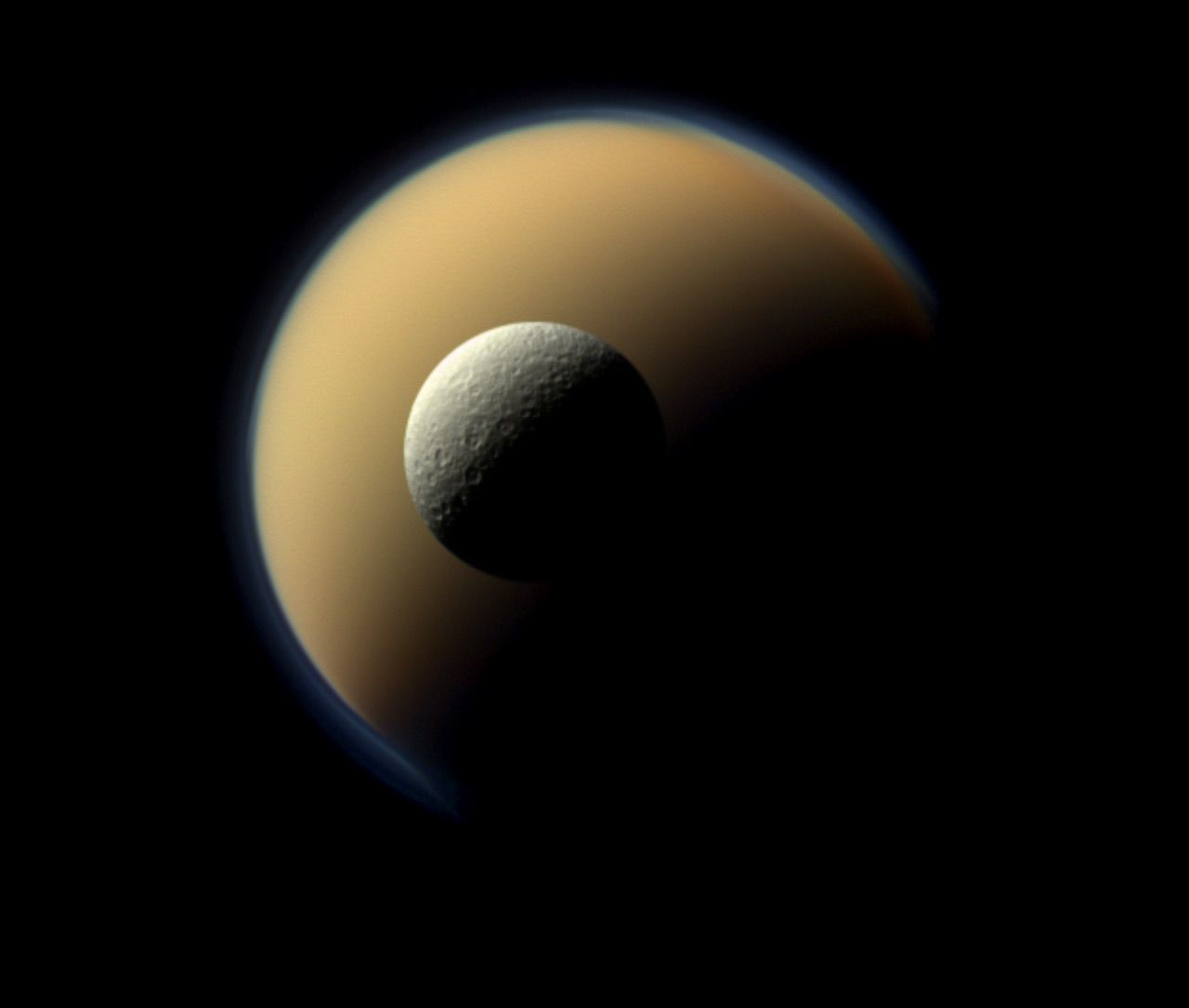 Титан и една от по-малките луни на Сатурн