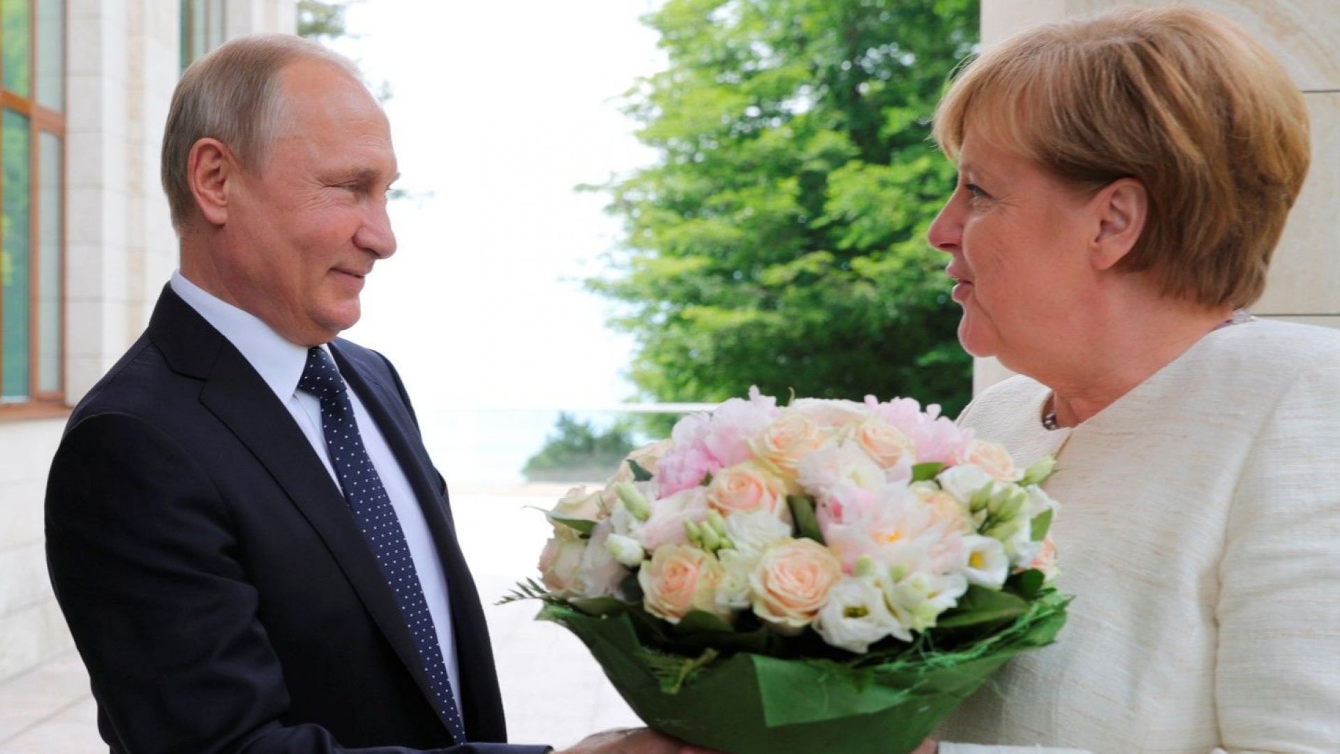 Путин посрещна Меркел с бели рози в Сочи 