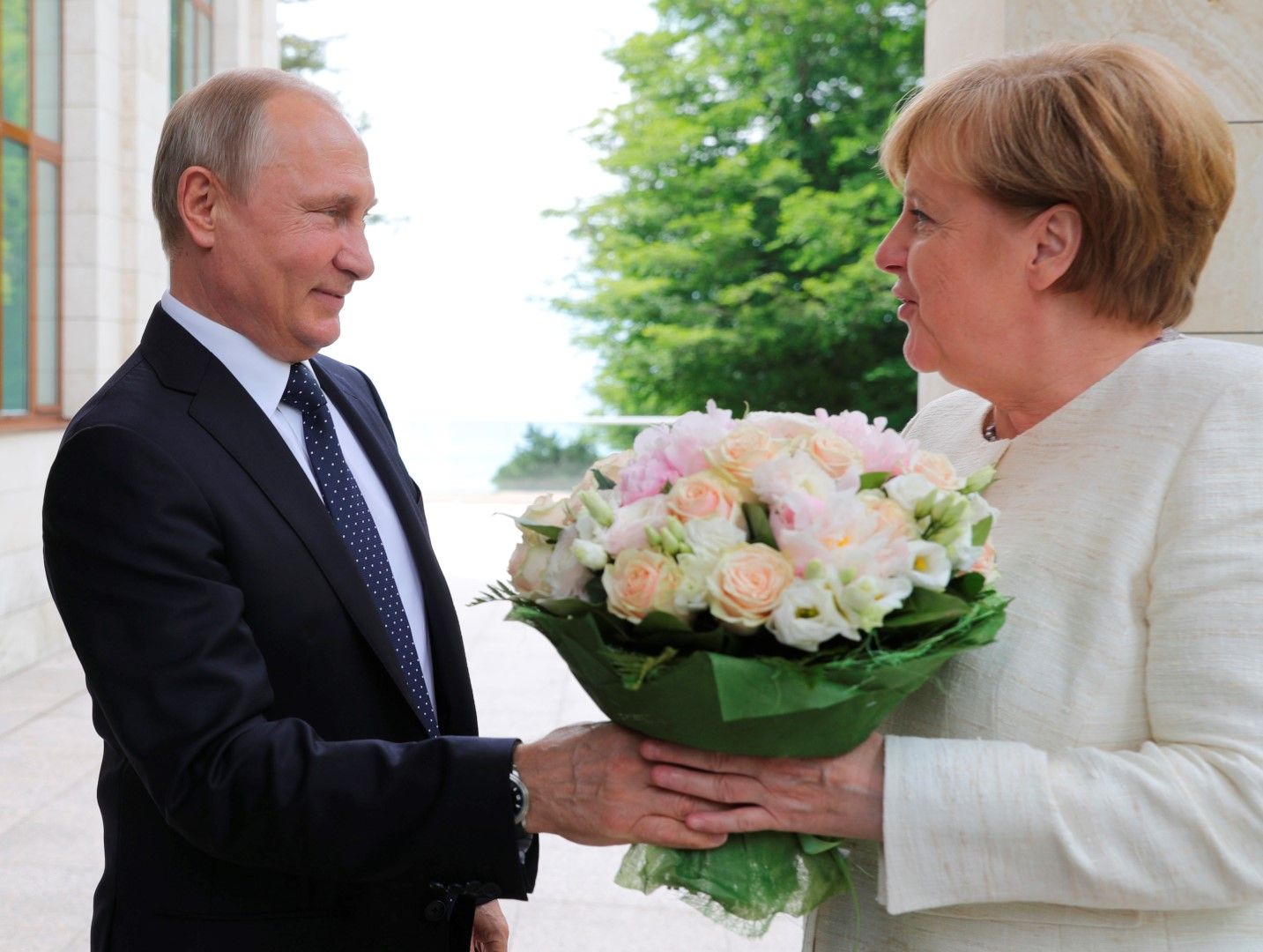 През май Владимир Путин посрещна Ангела Меркел в Сочи с букет от рози
