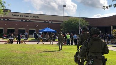 10 убити при стрелба в гимназия в Тексас (видео)