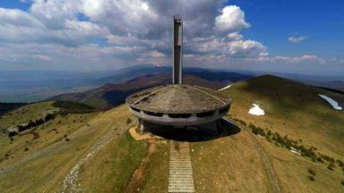 Социалистическият символ на връх Бузлуджа се руши