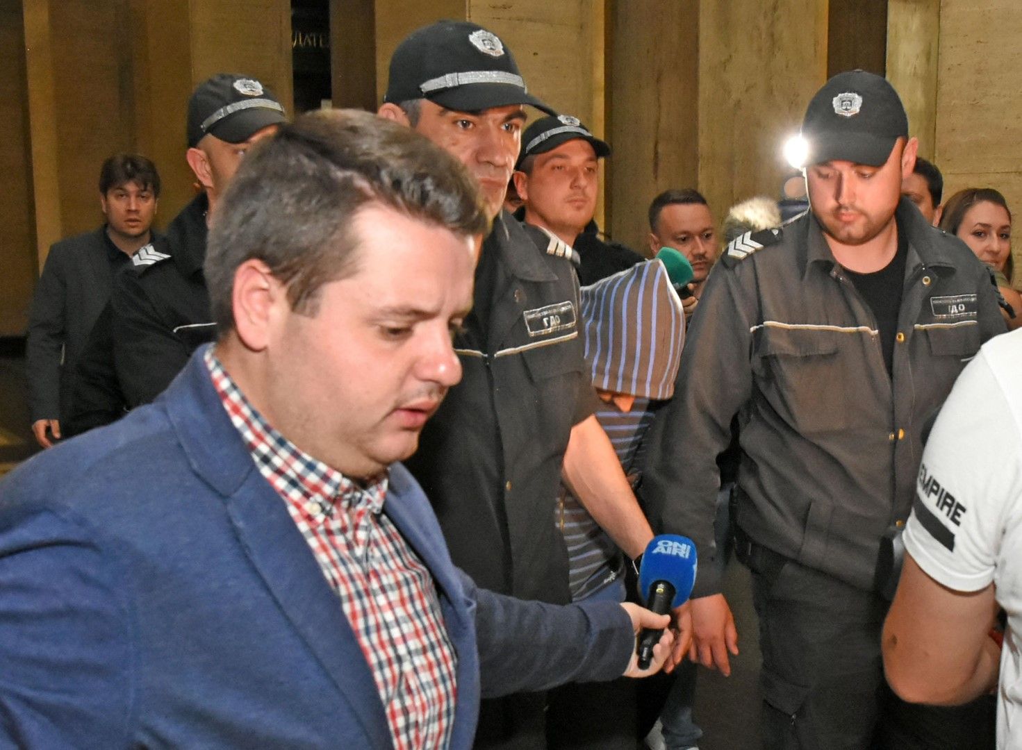 Валентин Асенов, който е обвинен за блудство с първокласнички, остава в ареста