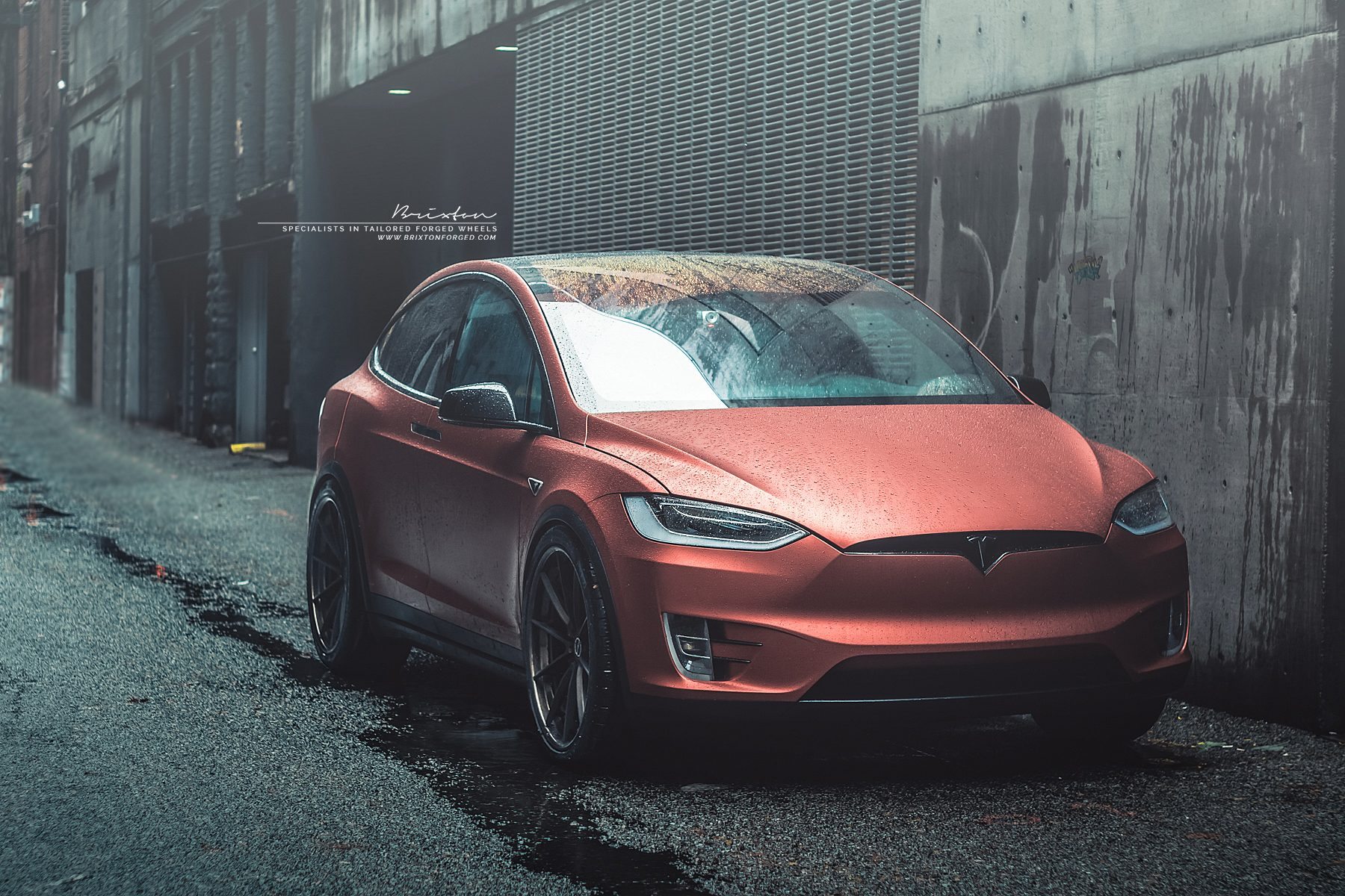 Tesla Model X не може да се преобърне