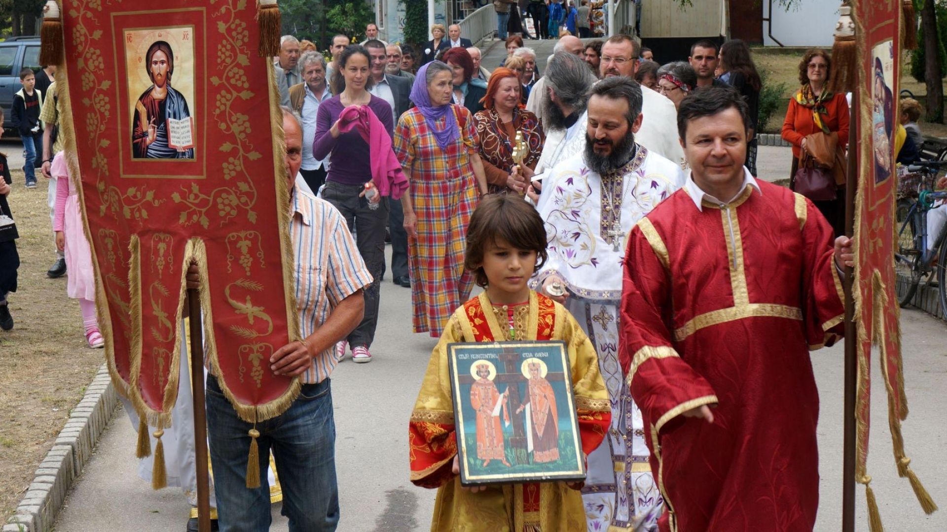 Огнен празник и хиляди именици в деня на Св. св. Константин и Елена