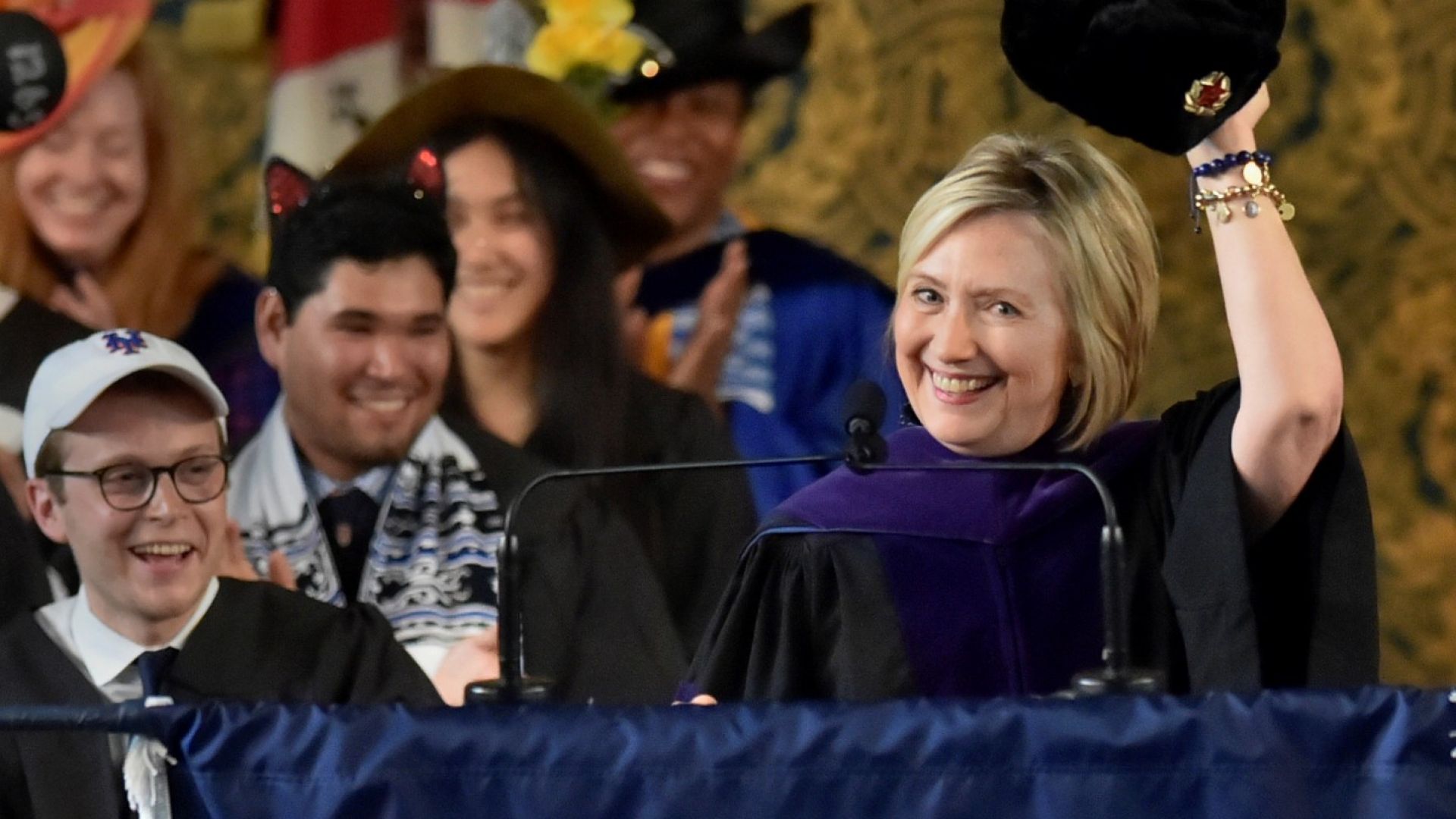 Хилари Клинтън донесе ушанка на дипломирането в Йейлския университет