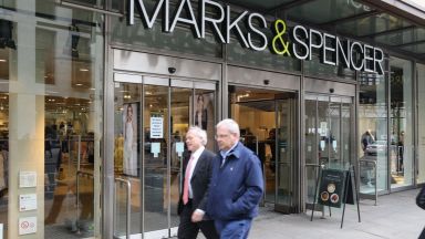 Веригата Marks & Spencer закрива десетки магазини