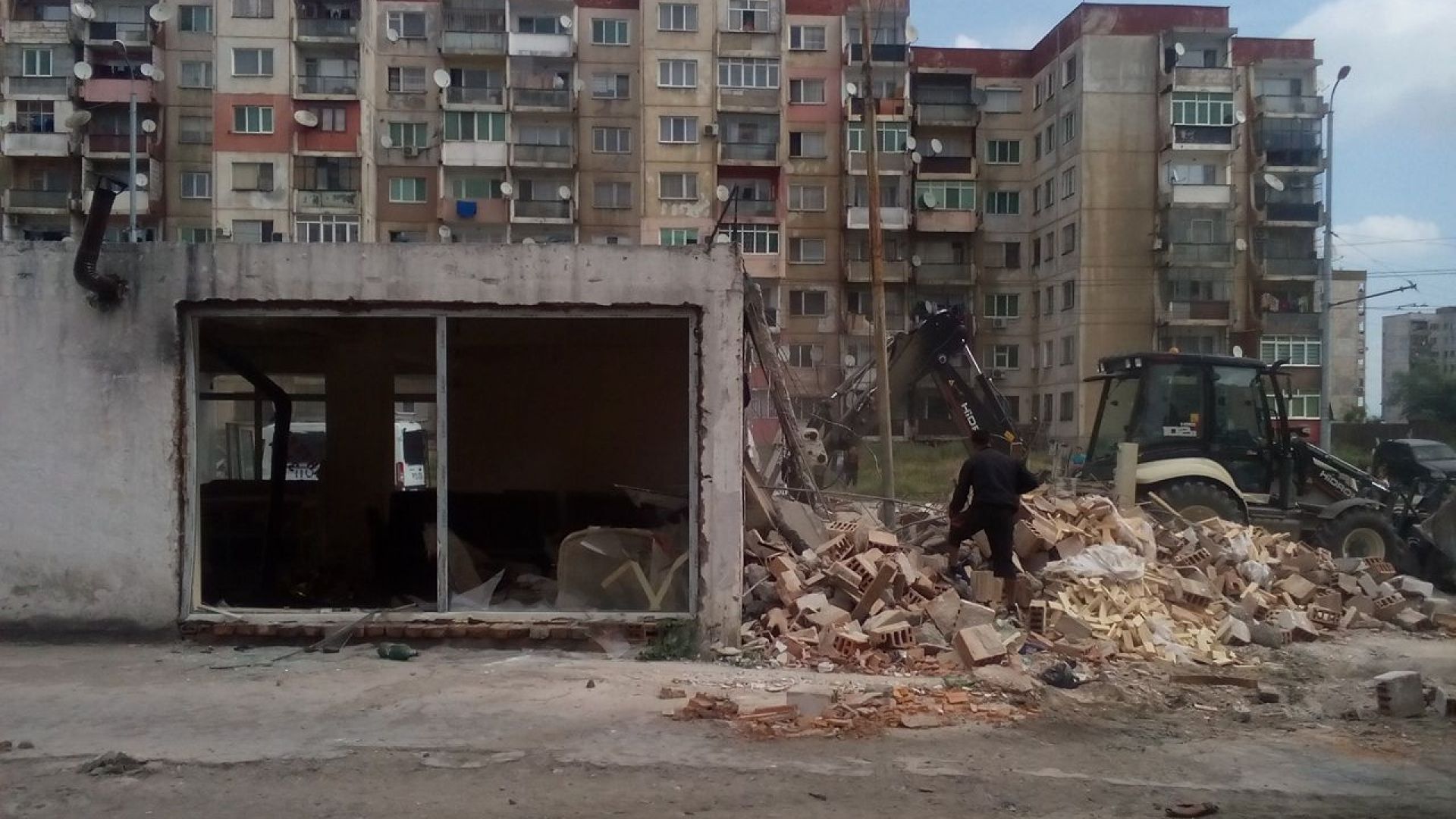 В пловдивския квартал Столипиново премахват незаконни търговски обекти и гаражи