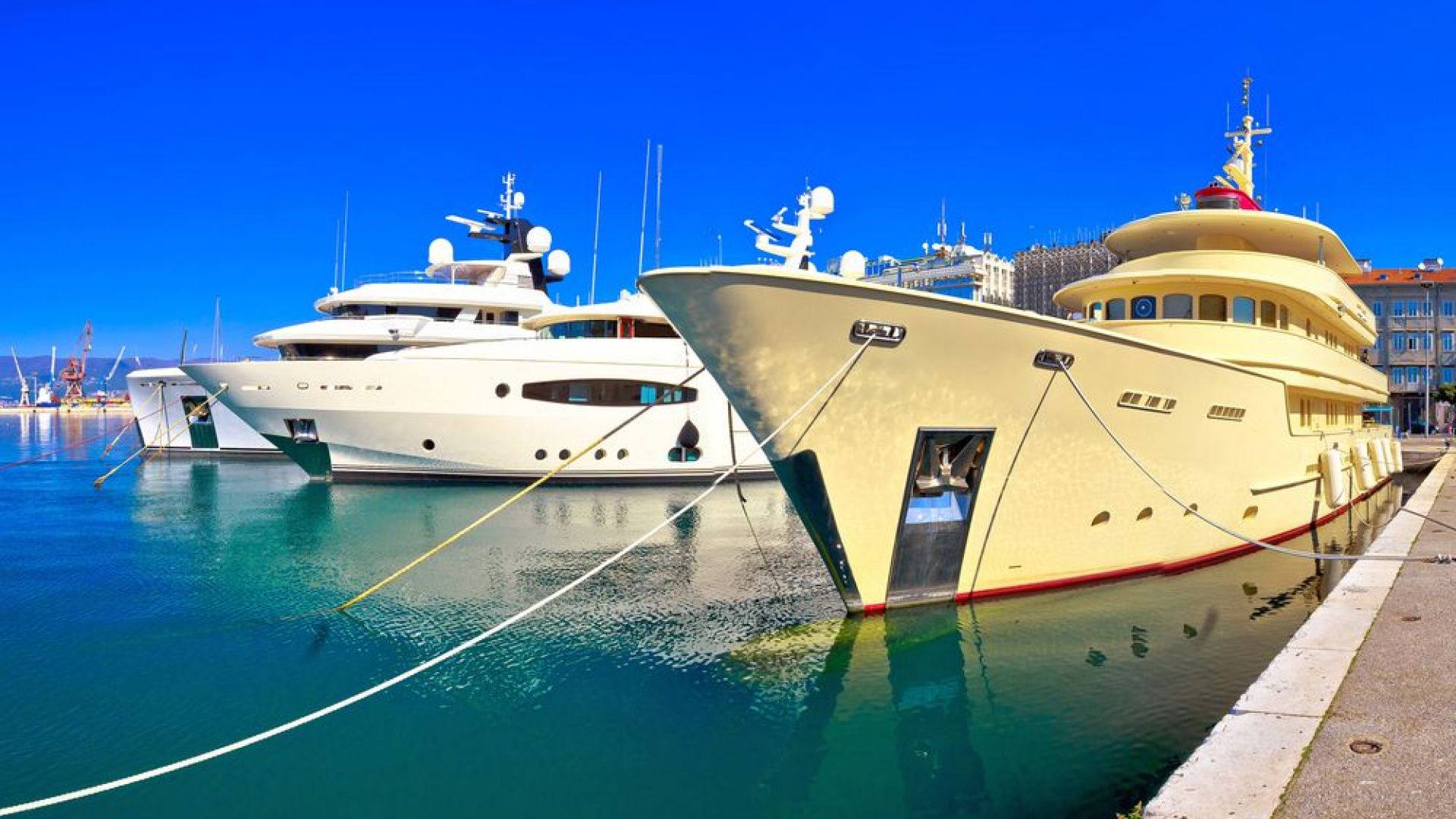 Компания предлага златна професия на борда на луксозни яхти
