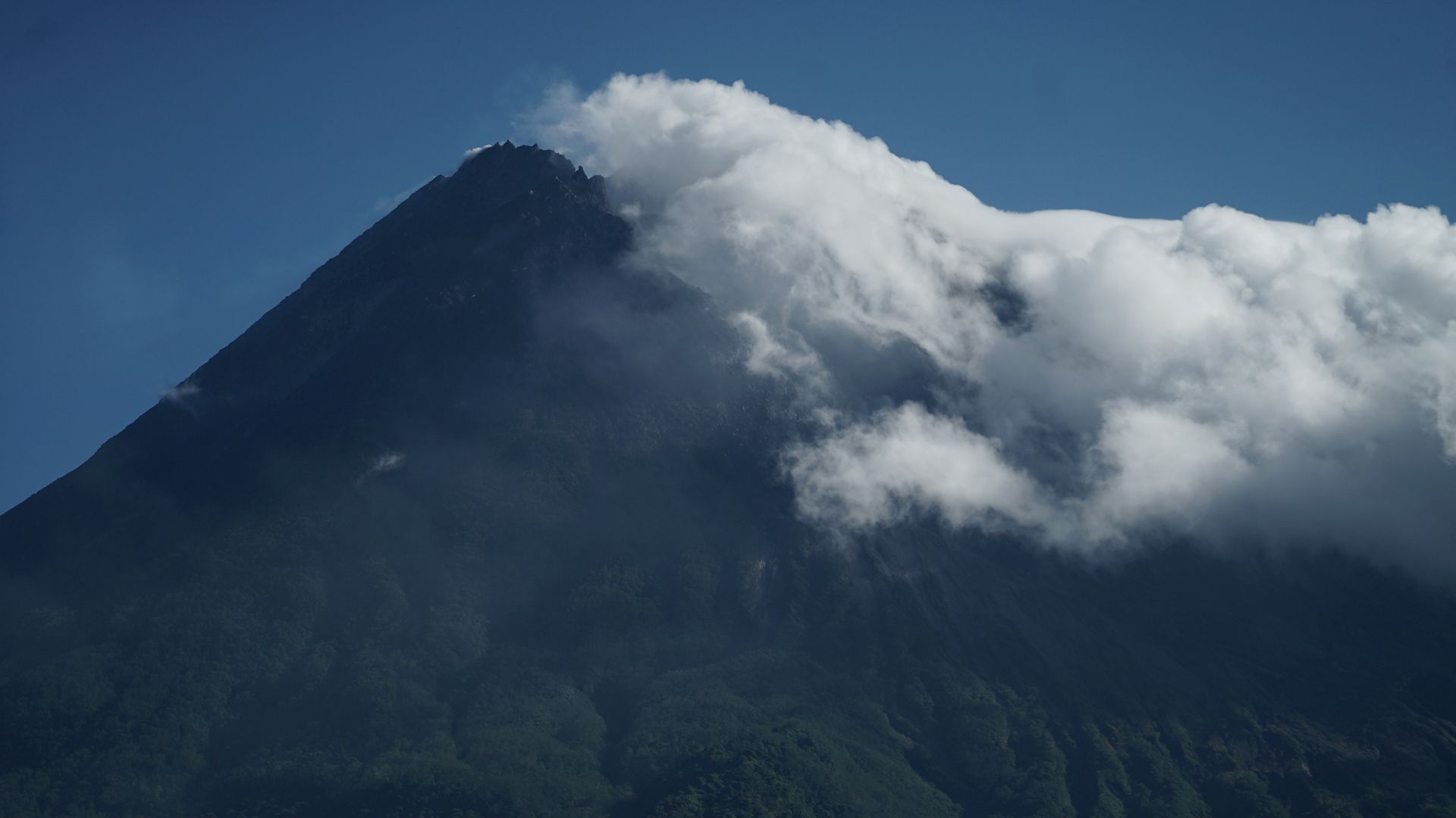 Индонезия обяви тревога заради вулкана Маунт Мерапи