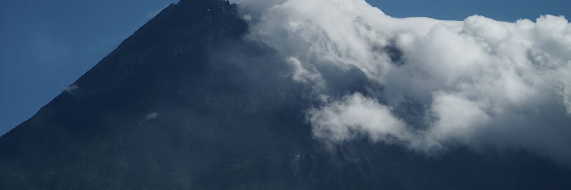 Индонезия обяви тревога заради вулкана Маунт Мерапи