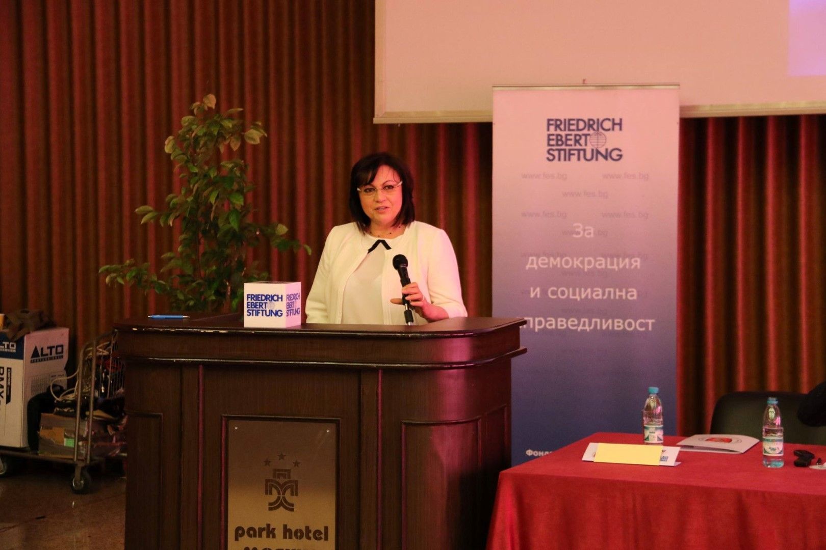 Лидерът на БСП Корнелия Нинова по време на конференция "България в общата европейска отбрана"